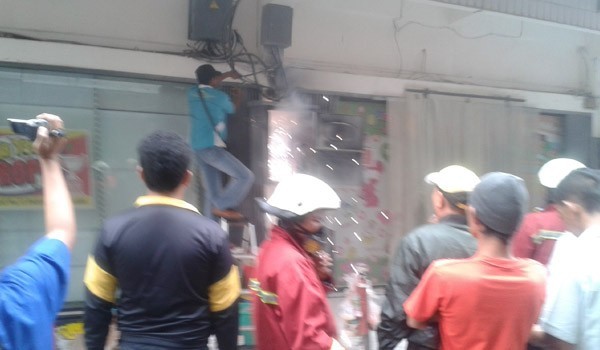 percikan api terjadi pada saat petugas hendak memutuskan kabel listrik